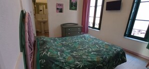 Habitación doble | Escritorio, tabla de planchar con plancha, wifi gratis
