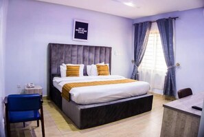 Deluxe-Zimmer, Balkon, Stadtblick | Schreibtisch, laptopgeeigneter Arbeitsplatz, kostenloses WLAN