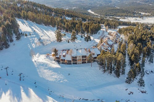 Cozy ski in ski out studio in Angel Fire! 