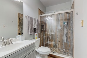 Shower, hair dryer, towels, soap - Cozy ski in ski out studio in Angel Fire! (Angel Fire)