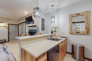 Kylskåp, mikrovågsugn, ugn och diskmaskin