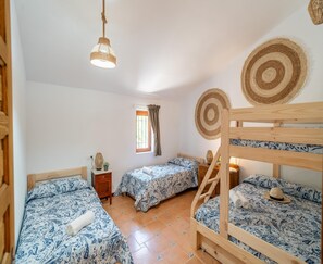 Casa | 5 dormitorios y tabla de planchar con plancha