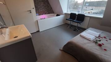 Deluxe Double Room | Iron/ironing board (on request), WiFi (free), bed sheets