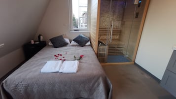 Deluxe Double Room | Iron/ironing board (on request), WiFi (free), bed sheets