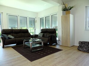 TV, fireplace, books - Sunny apartment with large garden in a local recreation area  (Postmünster)