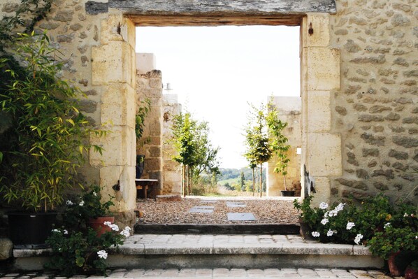 Property grounds - Stunningly stylish family venue with huge Iiving space, pool & outdoor kitchen (Verteillac)