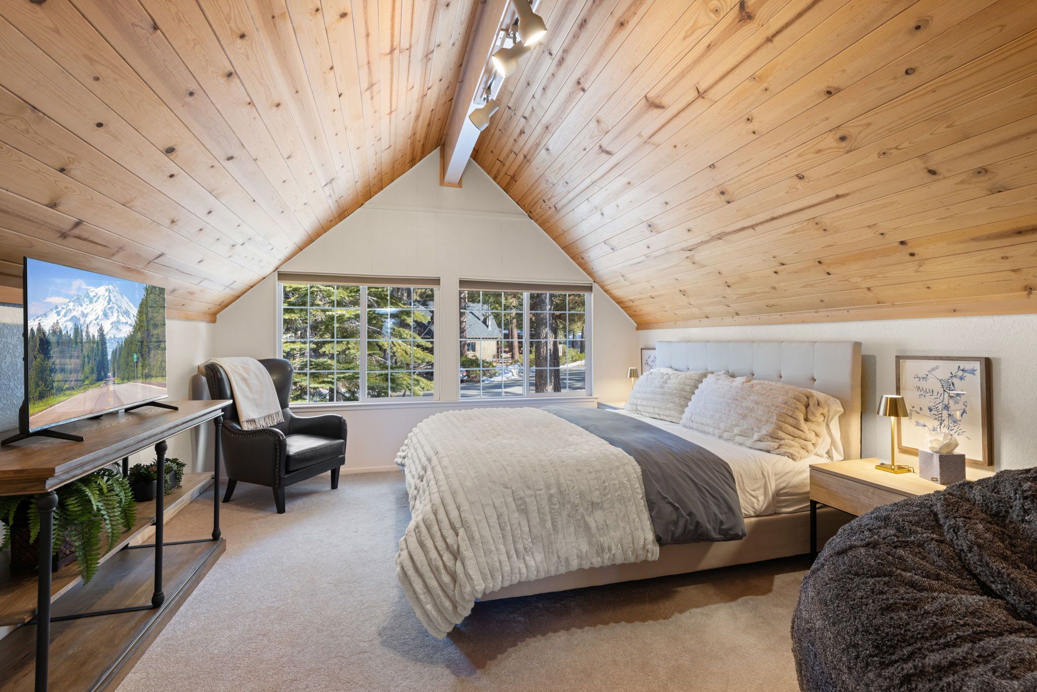 4 slaapkamers, een strijkplank/strijkijzer, gratis wifi, beddengoed