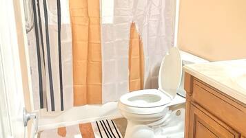 Secador de pelo, toallas, jabón y papel higiénico