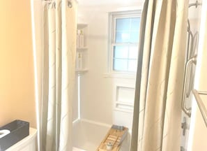 Asciugacapelli, asciugamani, sapone, carta igienica