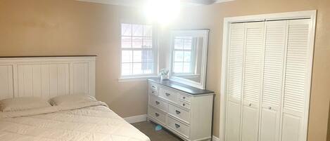 3 chambres, fer et planche à repasser, Wi-Fi, draps fournis