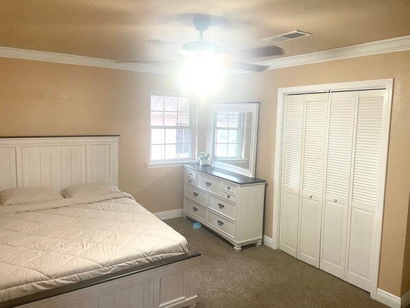 3 bedrooms, iron/ironing board, WiFi, bed sheets