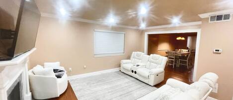 TV connectée, cheminée, jeux vidéo