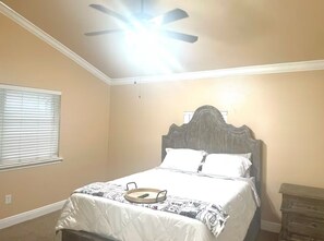 3 多间卧室、熨斗/熨衣板、WiFi、床单