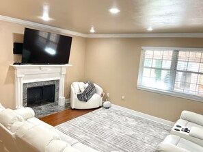 智能电视、壁炉、电子游戏