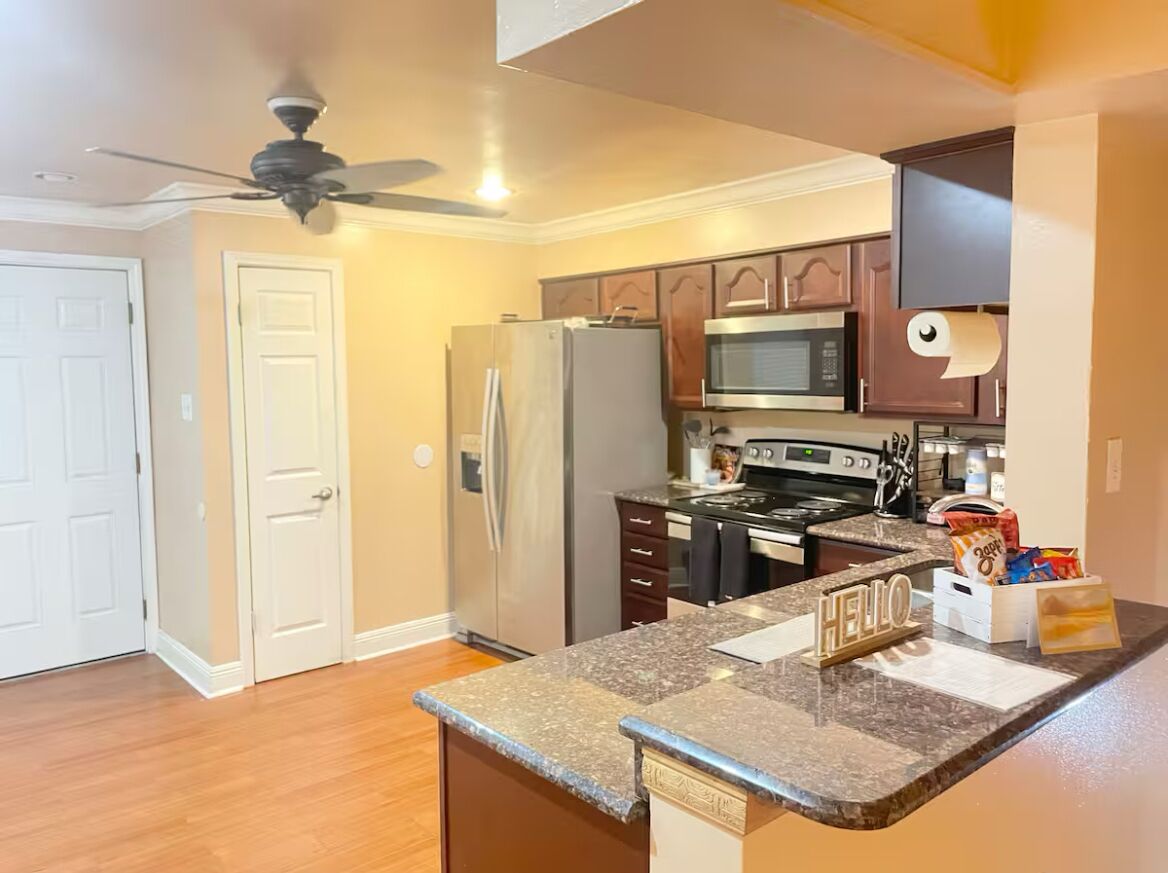 Frigorifero, microonde, forno, piano cottura