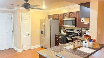 Køleskab, mikrobølgeovn, ovn, kogeplade