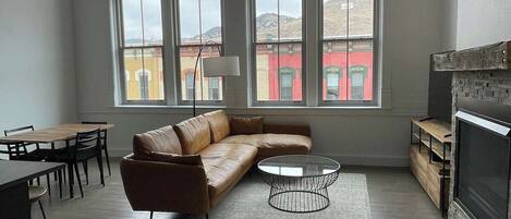 Smart TV, chimenea y videojuegos