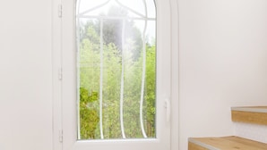 Un escalier avec des marches en bois et un mur blanc.