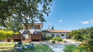 Une maison moderne dotée d’un patio, d’un espace salon extérieur et d’un chemin en pierre.