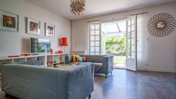 TV connectée, livres, chaîne hi-fi