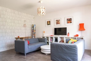 Smart TV, books, stereo