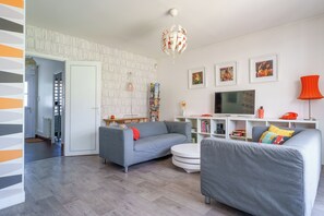 Smart TV, books, stereo - Maison deco années 70 / 5 p. garden south Tours (Joué-lès-Tours)