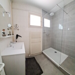 Shower, hair dryer, towels, toilet paper - Maison deco années 70 / 5 p. garden south Tours (Joué-lès-Tours)