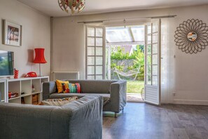 Smart TV, books, stereo - Maison deco années 70 / 5 p. garden south Tours (Joué-lès-Tours)