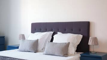 2 chambres, bureau, fer et planche à repasser, lit parapluie