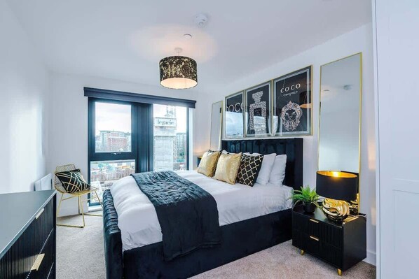 2 bedrooms, iron/ironing board, WiFi, bed sheets - Bastion Loft Summary: (Liverpool)