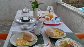 Daily buffet breakfast (CVE 700 per person)