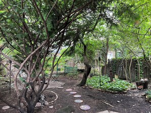 Property grounds - Chic 2-bedroom with AC, WiFi, in terrific Chicago neighborhood of Wicker Park. (Chicago)