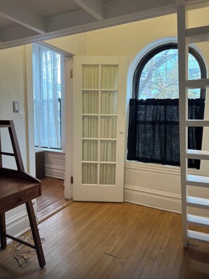Interior - Chic 2-bedroom with AC, WiFi, in terrific Chicago neighborhood of Wicker Park. (Chicago)