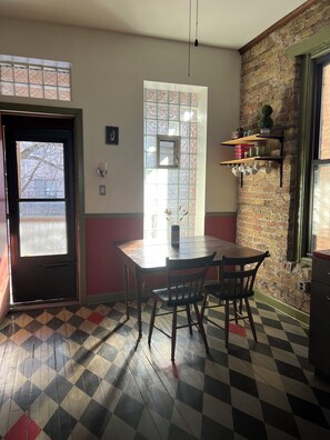Dining - Chic 2-bedroom with AC, WiFi, in terrific Chicago neighborhood of Wicker Park. (Chicago)