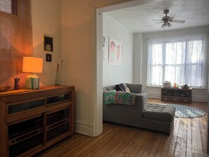 Smart TV, books, stereo - Chic 2-bedroom with AC, WiFi, in terrific Chicago neighborhood of Wicker Park.  (Chicago)