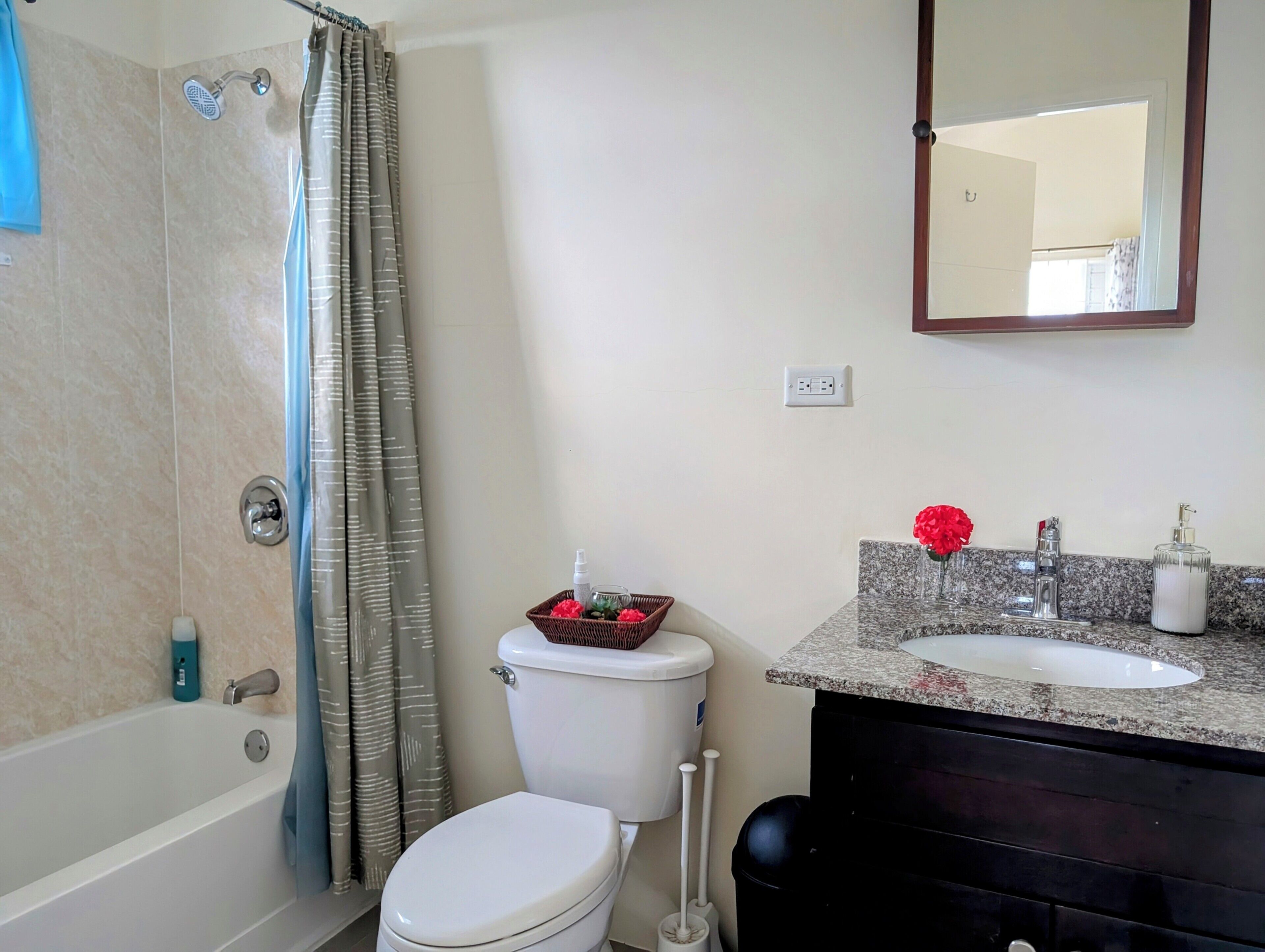 Un baño con bañera, inodoro y lavamanos.