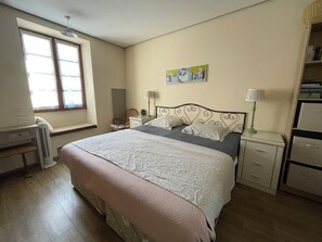2 bedrooms, iron/ironing board, WiFi, bed sheets - Gîte la Tortuga Calviac-en-Périgord near Sarlat (Calviac-en-Périgord)