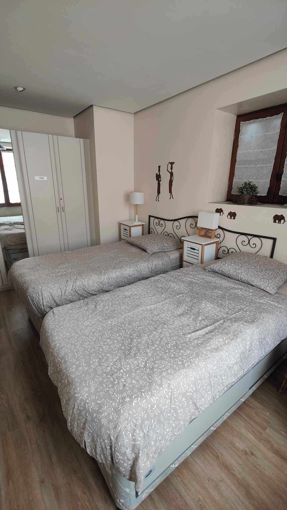 Silitysrauta/-lauta, Wi-Fi, vuodevaatteet