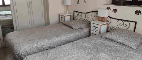 Silitysrauta/-lauta, Wi-Fi, vuodevaatteet