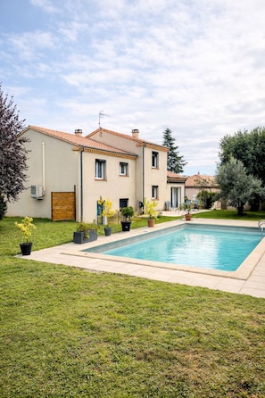 Una piscina al aire libre