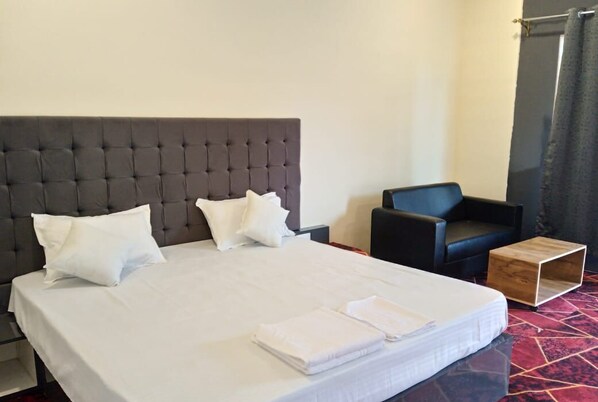 Caja de seguridad en la habitación y espacio para trabajar con laptop