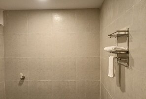 Salle de bain | Douche, serviettes fournies, savon, shampooing