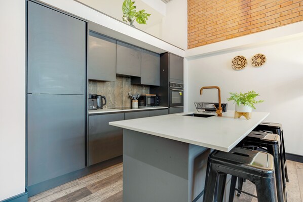 Kjøleskap, mikrobølgeovn, ovn og kokeplater