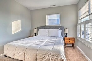 Comfort House | 3 bedrooms, iron/ironing board, free WiFi, bed sheets - Cozy Downtown Escape (Indianapolis)