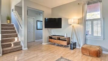 Casa Confort | Área de sala de estar | Smart TV de 32 pulgadas con canales digitales y servicios de streaming