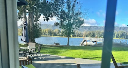 Charming 3-bedroom house with AC, WiFi in gorgeous Cathlamet waterfront home