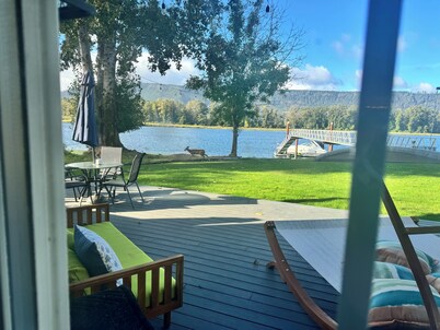 Charming 3-bedroom house with AC, WiFi in gorgeous Cathlamet waterfront home