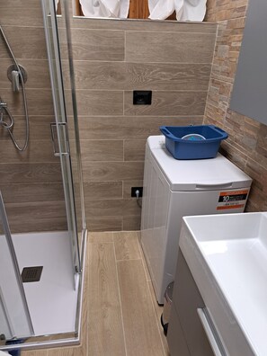 Le Scintille B&B - Sirio | Bathroom | Shower, rainfall showerhead, free toiletries, hair dryer - le scintille Snc  (San Ginesio)