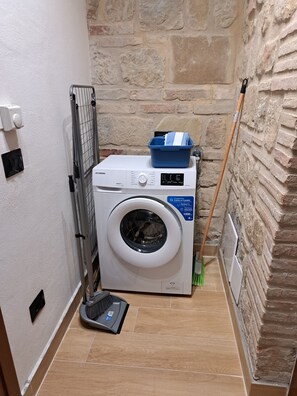 Le Scintille B&B - Koral | Bathroom | Shower, rainfall showerhead, free toiletries, hair dryer
