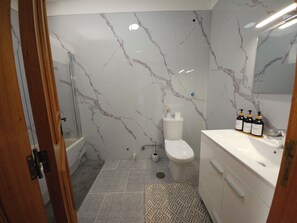 Secador de cabelo, toalhas de banho, sabonete, shampoo